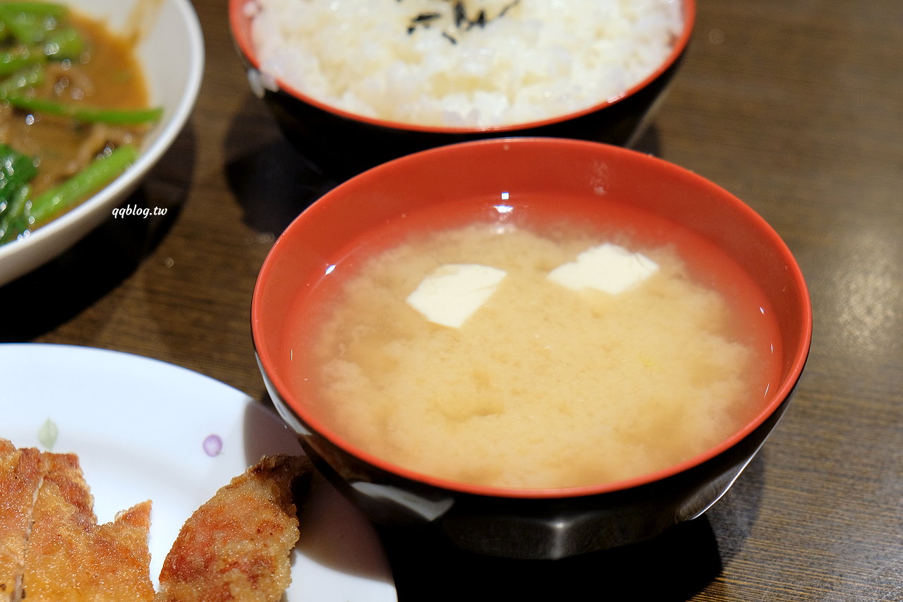 台中中區︱范記金之園草袋飯．創立於1978年的人氣炸排骨老店，價格貴貴的還是每天爆棚，2021台中米其林必比登推薦 @QQ的懶骨頭