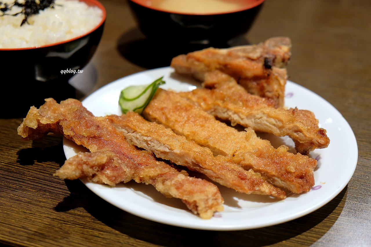 台中中區︱范記金之園草袋飯．創立於1978年的人氣炸排骨老店，價格貴貴的還是每天爆棚，2021台中米其林必比登推薦 @QQ的懶骨頭