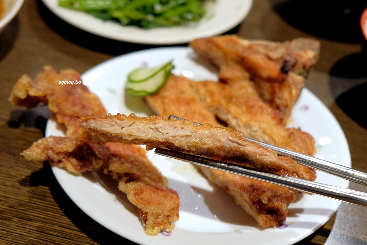 台中中區︱范記金之園草袋飯．創立於1978年的人氣炸排骨老店，價格貴貴的還是每天爆棚，2021台中米其林必比登推薦 @QQ的懶骨頭