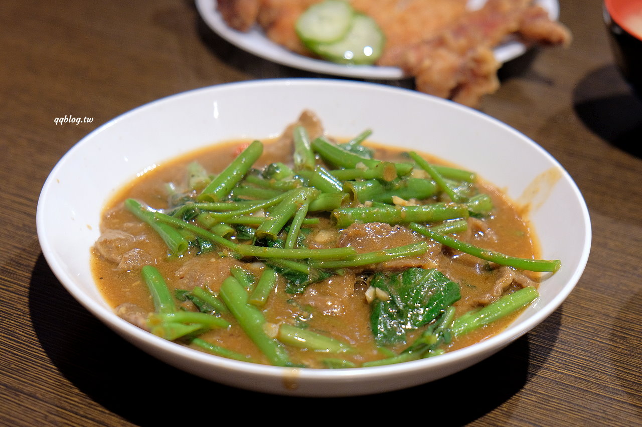 台中中區︱范記金之園草袋飯．創立於1978年的人氣炸排骨老店，價格貴貴的還是每天爆棚，2021台中米其林必比登推薦 @QQ的懶骨頭
