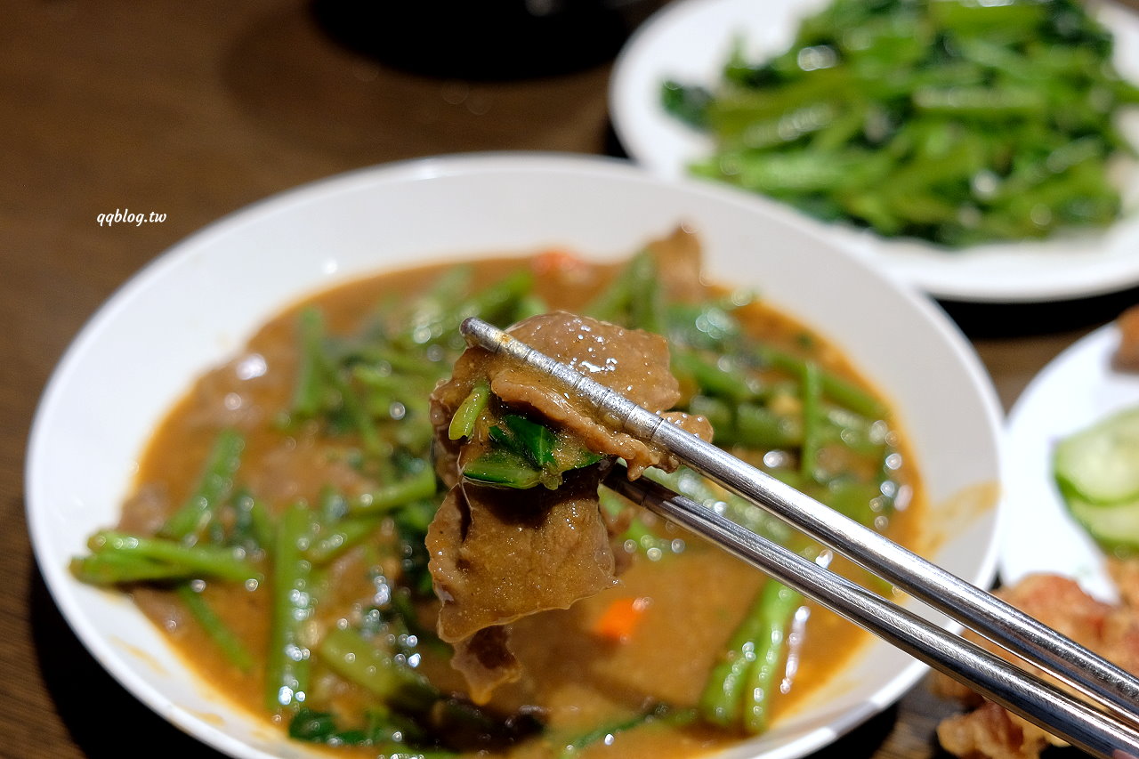 台中中區︱范記金之園草袋飯．創立於1978年的人氣炸排骨老店，價格貴貴的還是每天爆棚，2021台中米其林必比登推薦 @QQ的懶骨頭