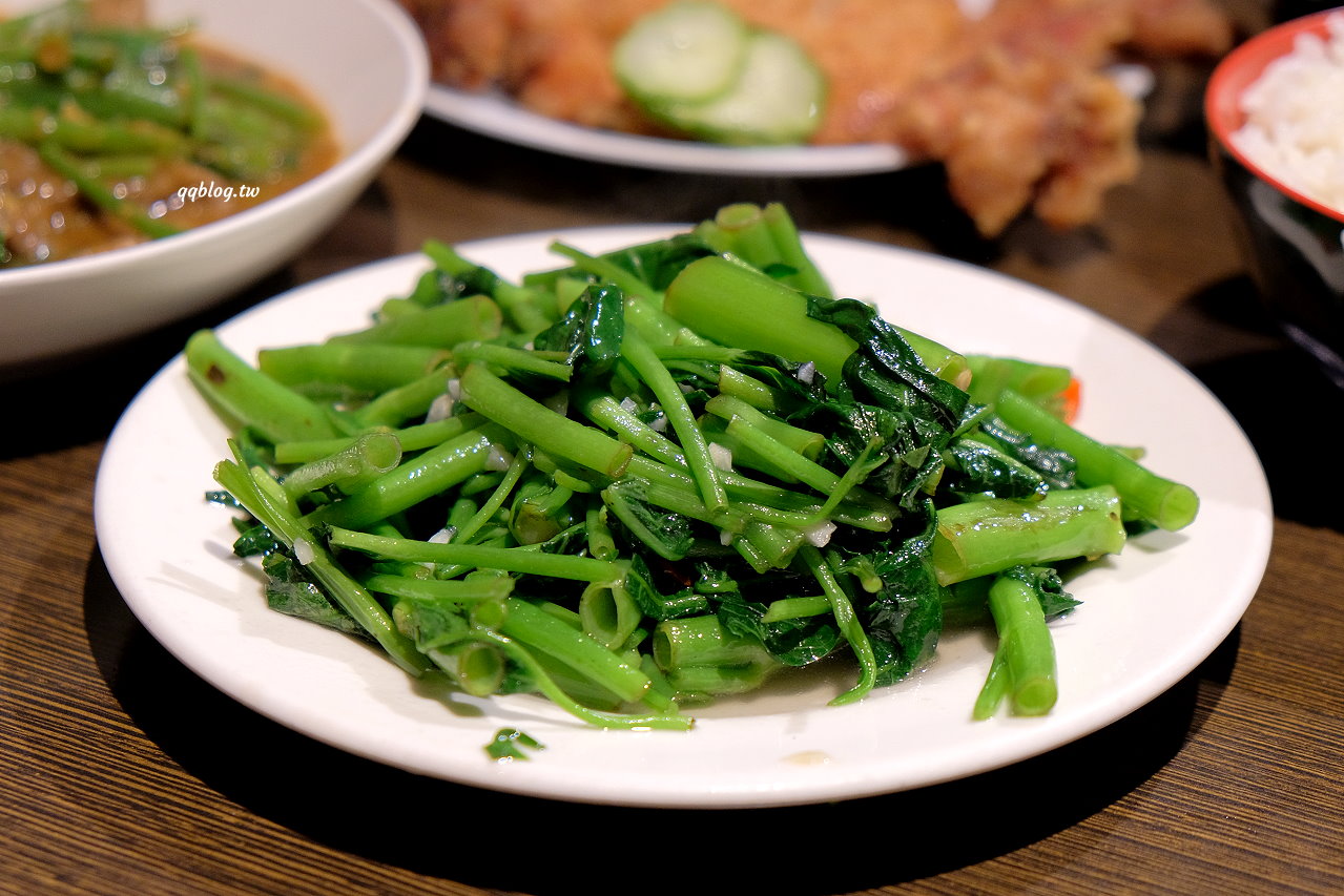台中中區︱范記金之園草袋飯．創立於1978年的人氣炸排骨老店，價格貴貴的還是每天爆棚，2021台中米其林必比登推薦 @QQ的懶骨頭