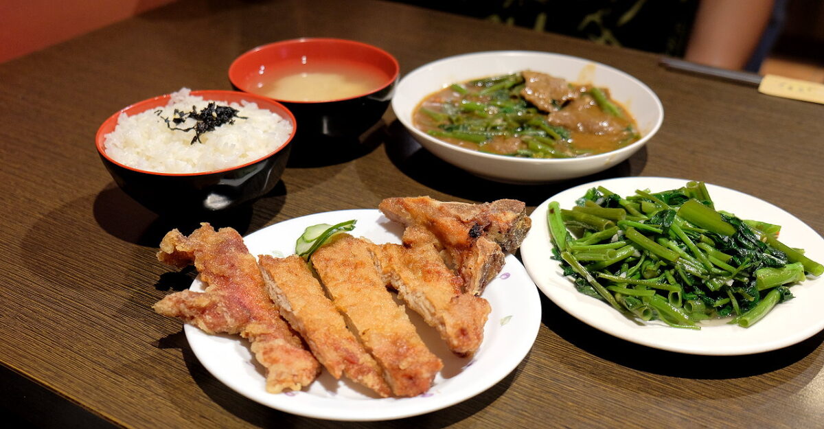 台中中區︱范記金之園草袋飯．創立於1978年的人氣炸排骨老店，價格貴貴的還是每天爆棚，2021台中米其林必比登推薦 @QQ的懶骨頭