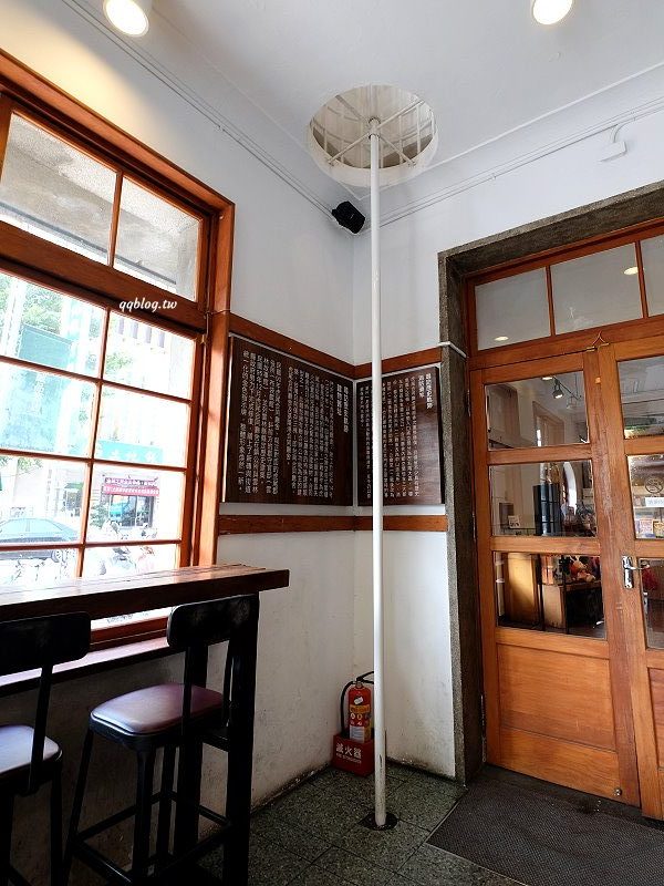 雲林虎尾︱星巴克虎尾門市．日治時期警察廳舍變身為咖啡館、書局，結合了書香與咖啡香 @QQ的懶骨頭