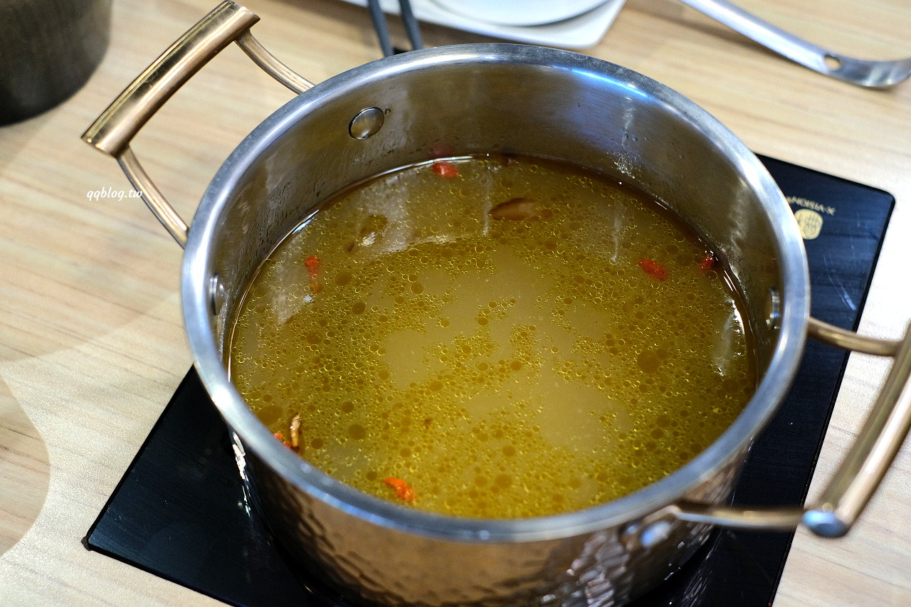 台中北屯︱天童本湯鍋物．標榜使用天然食材熬煮16小時的湯底，肉控可以選擇加倍肉，近大坑九號步道、廍子公園 @QQ的懶骨頭