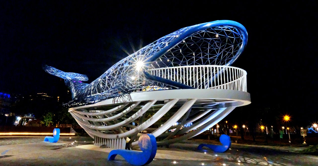 台南安平︱大魚的祝福．超美的鯨魚造型裝置藝術，白天、夜晚各有不同的風景 @QQ的懶骨頭