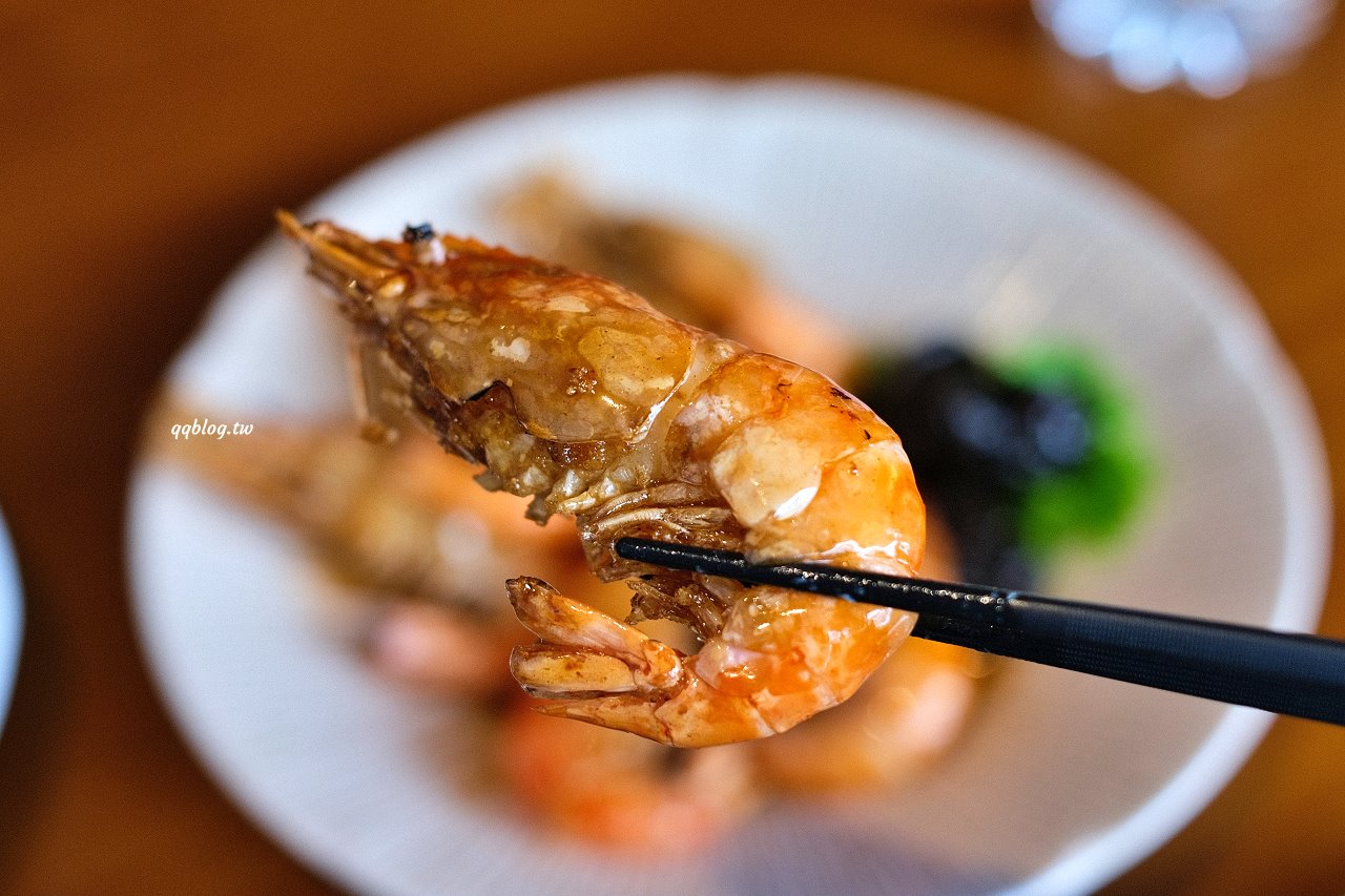 台中北屯︱鴻龍宴餐廳．浮誇系活蝦料理餐廳，把整艘船都開進餐廳裡了 @QQ的懶骨頭