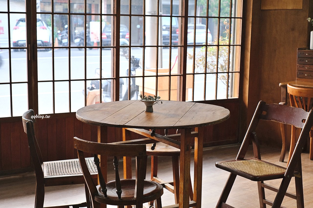 台中東區︱小犬咖啡店．日式老宅裡的咖啡館，吐司和甜點都很有水準 @QQ的懶骨頭