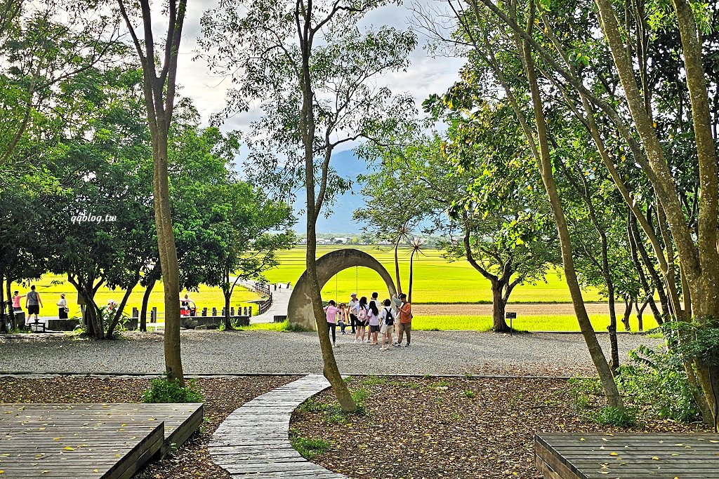 台東池上︱伯朗大道，筆直的伯朗大道、蜿蜒的天堂路和畫框，美景盡收眼底 @QQ的懶骨頭