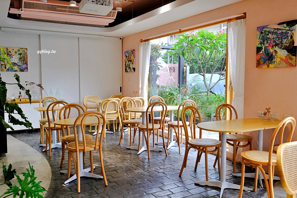 台中西區︱氤氳香氛咖啡 YinYun Cafe．結合香氛與咖啡的複合式餐廳，浪漫的粉紅色建築很吸睛 @QQ的懶骨頭