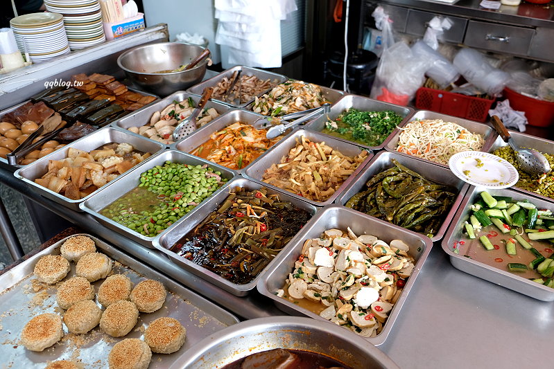 台中大雅︱老趙傳統麵食館．清泉崗人氣麵食館，小菜選擇性多，樣樣都好吃 @QQ的懶骨頭