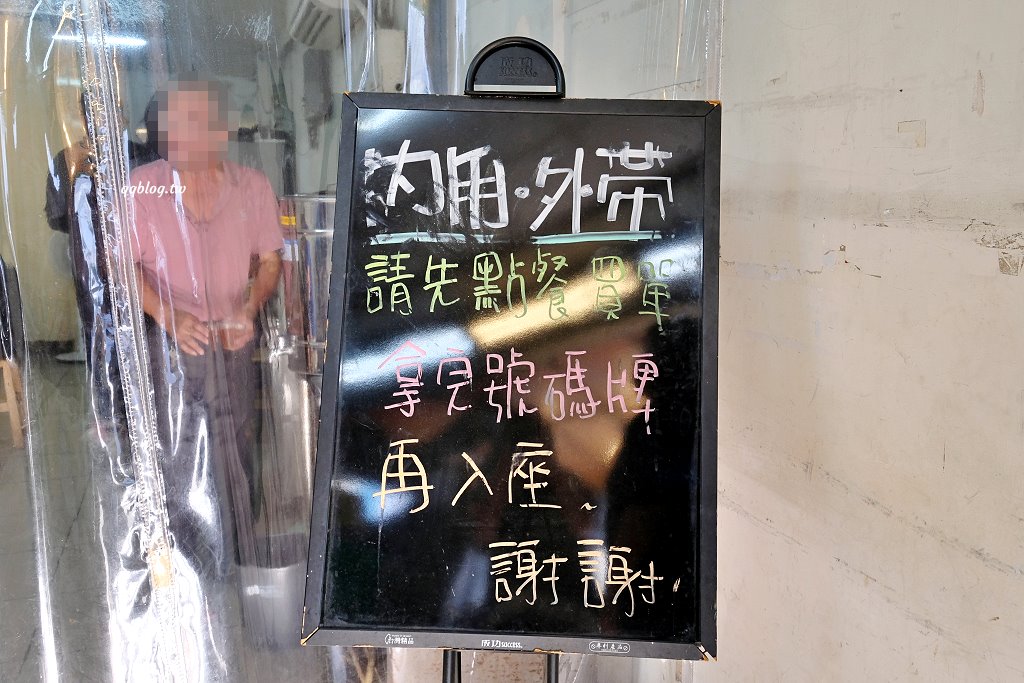 台中東區︱濃鄉臭豆腐．外皮酥香的好吃臭豆腐，一開賣就人潮不斷，預訂電話接不完 @QQ的懶骨頭