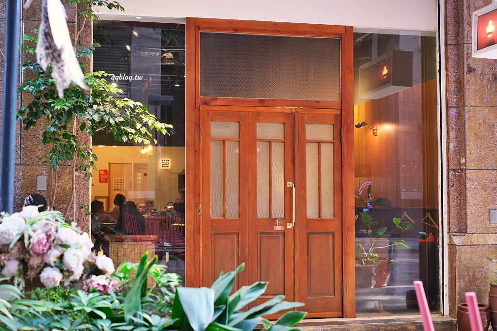 台中西區︱多美咖啡．沒有名字的咖啡館有名字了，轉身變成氛圍感十足的咖啡館 @QQ的懶骨頭