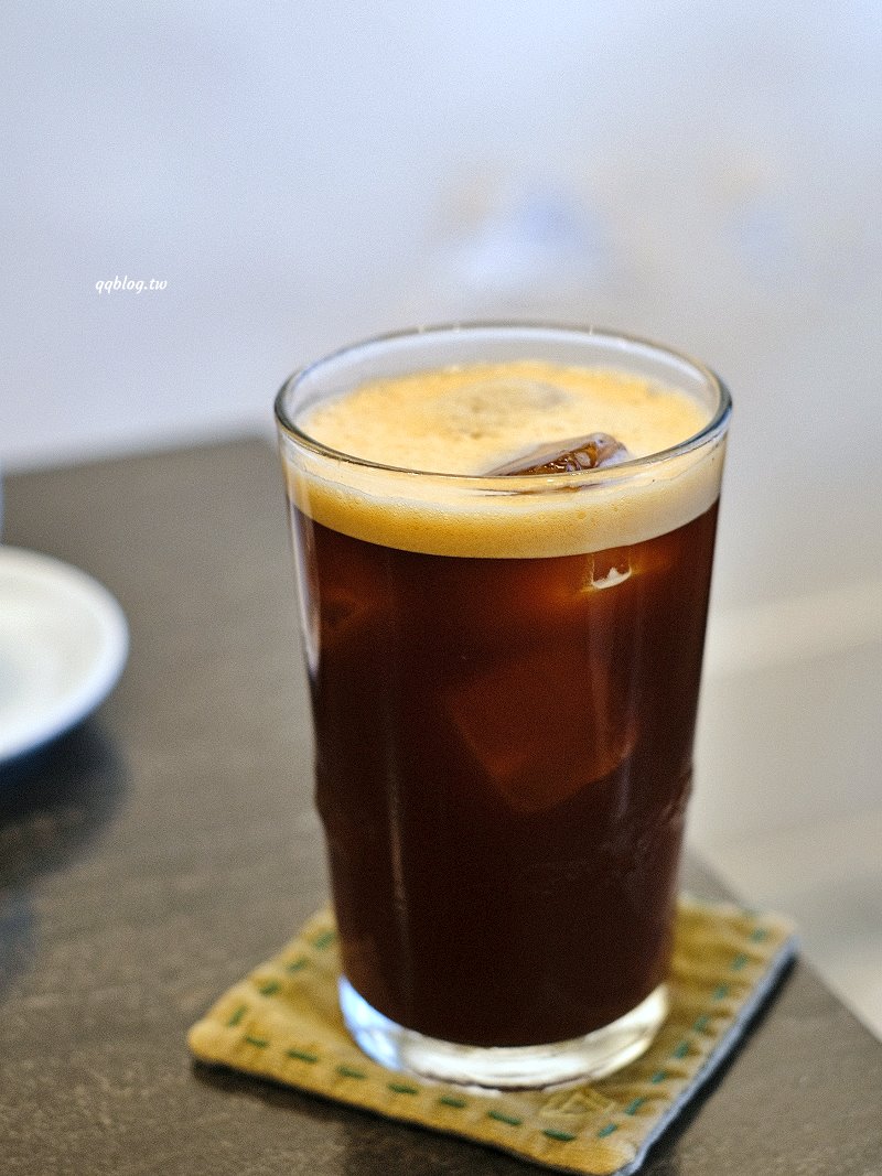 台中西區︱著手咖啡 Coffee Intro 2.0．審計新村周邊自家烘焙咖啡豆，環境簡單舒適 @QQ的懶骨頭