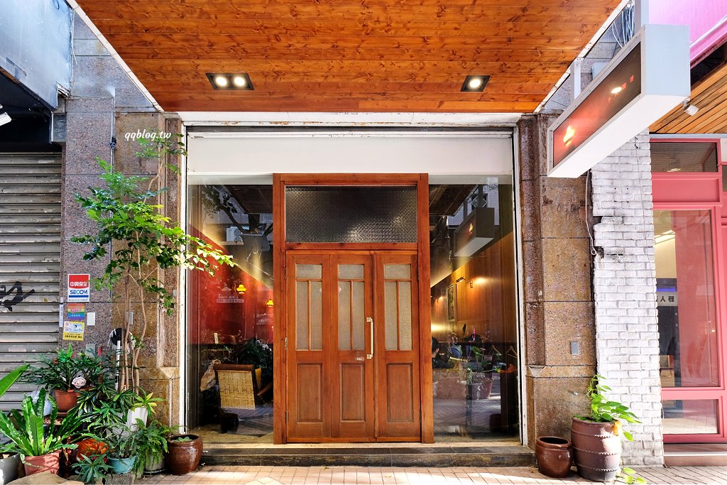 台中西區︱多美咖啡．沒有名字的咖啡館有名字了，轉身變成氛圍感十足的咖啡館 @QQ的懶骨頭