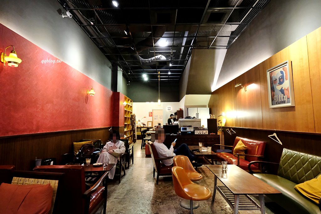 台中西區︱多美咖啡．沒有名字的咖啡館有名字了，轉身變成氛圍感十足的咖啡館 @QQ的懶骨頭