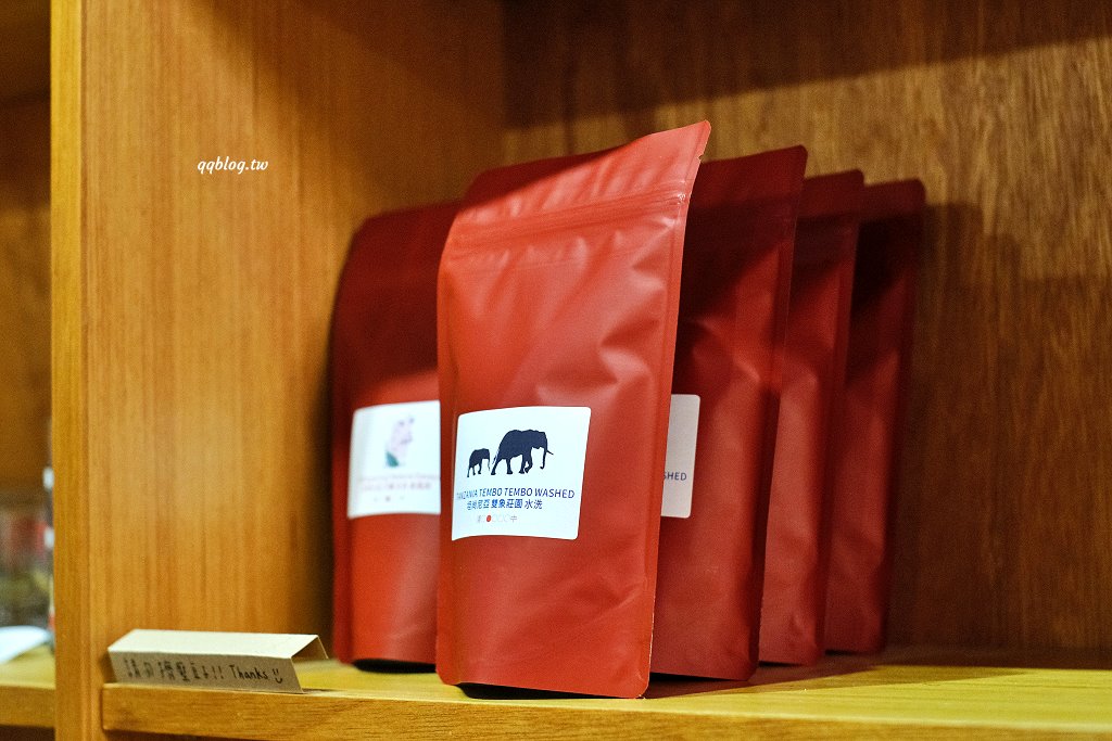 台中西區︱多美咖啡．沒有名字的咖啡館有名字了，轉身變成氛圍感十足的咖啡館 @QQ的懶骨頭