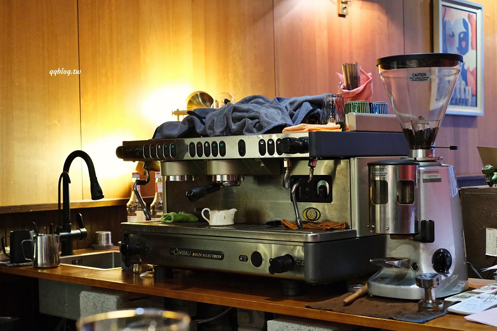 台中西區︱多美咖啡．沒有名字的咖啡館有名字了，轉身變成氛圍感十足的咖啡館 @QQ的懶骨頭