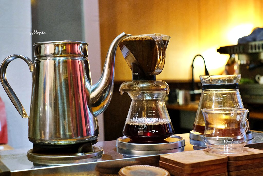 台中西區︱多美咖啡．沒有名字的咖啡館有名字了，轉身變成氛圍感十足的咖啡館 @QQ的懶骨頭