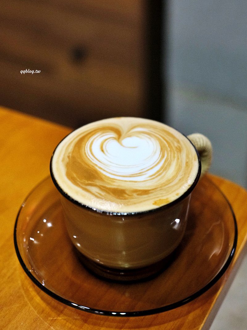 台中西區︱多美咖啡．沒有名字的咖啡館有名字了，轉身變成氛圍感十足的咖啡館 @QQ的懶骨頭