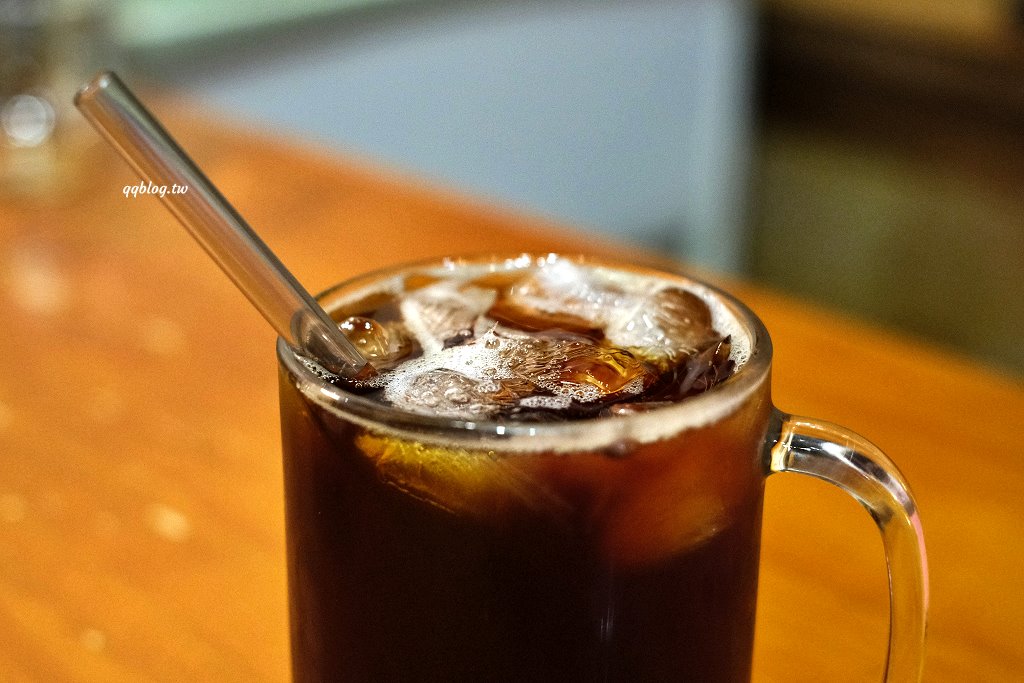 台中西區︱多美咖啡．沒有名字的咖啡館有名字了，轉身變成氛圍感十足的咖啡館 @QQ的懶骨頭