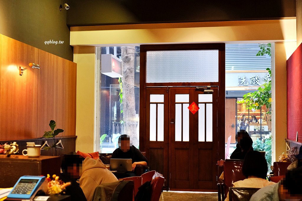 台中西區︱多美咖啡．沒有名字的咖啡館有名字了，轉身變成氛圍感十足的咖啡館 @QQ的懶骨頭