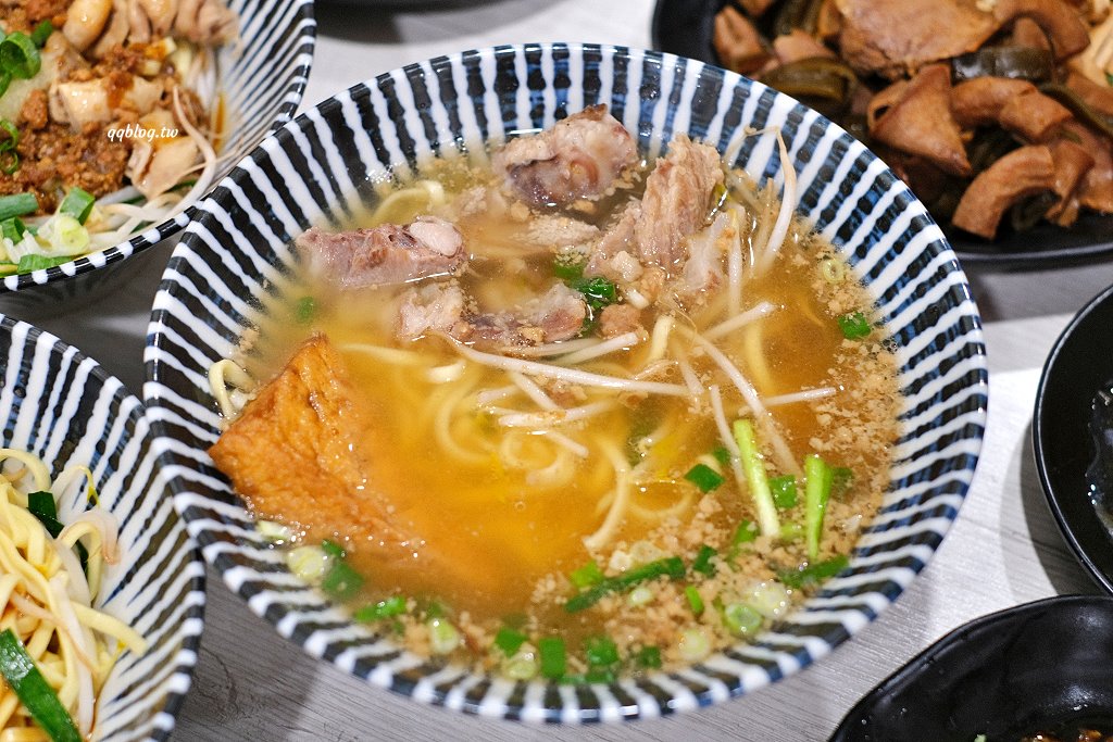 苗栗卓蘭︱立軒麵館．Google評價4.6顆星的客家早午餐麵食，軟嫩豬頭肉要早點來才吃得到，點滿一桌是必需的 @QQ的懶骨頭