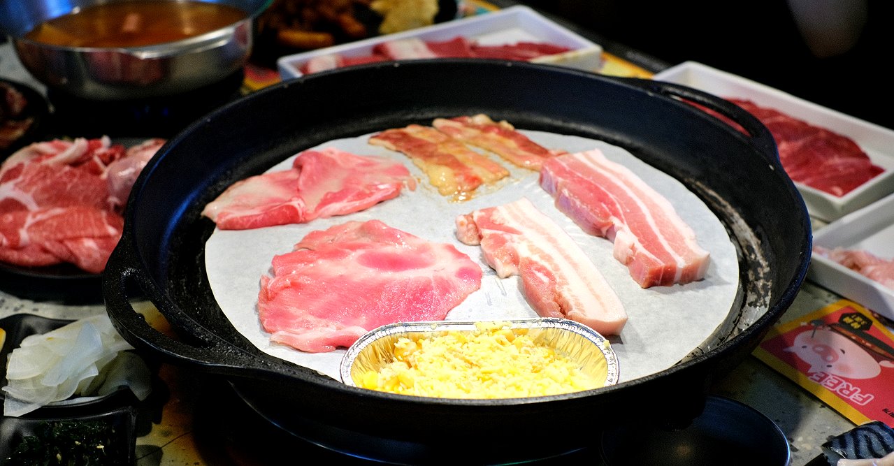 台中北區︱咚豬咚豬。韓式烤肉吃到飽 中清店．最低只要339元就有近百種食材可以吃到飽 @QQ的懶骨頭