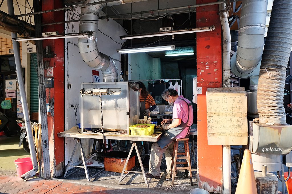 嘉義東區︱阿婆烤玉米(成仁街烤玉米)．厚刷醬汁收得乾，沒有等上一個小時吃不到 @QQ的懶骨頭