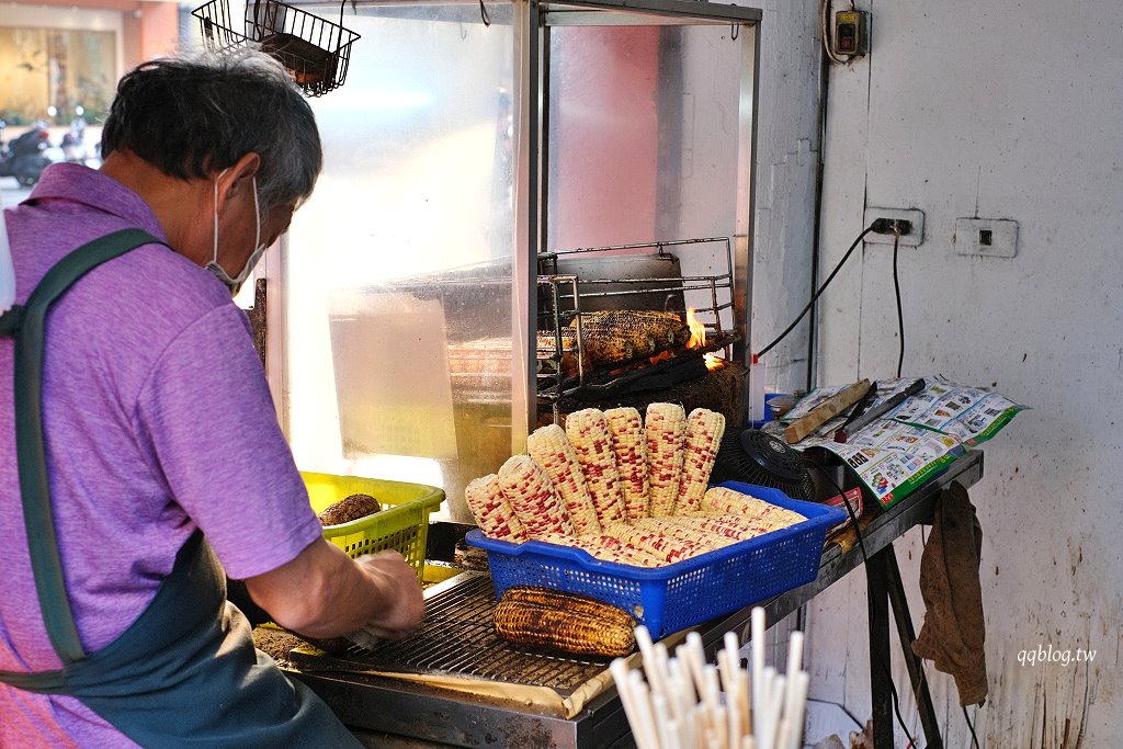 嘉義東區︱阿婆烤玉米(成仁街烤玉米)．厚刷醬汁收得乾，沒有等上一個小時吃不到 @QQ的懶骨頭