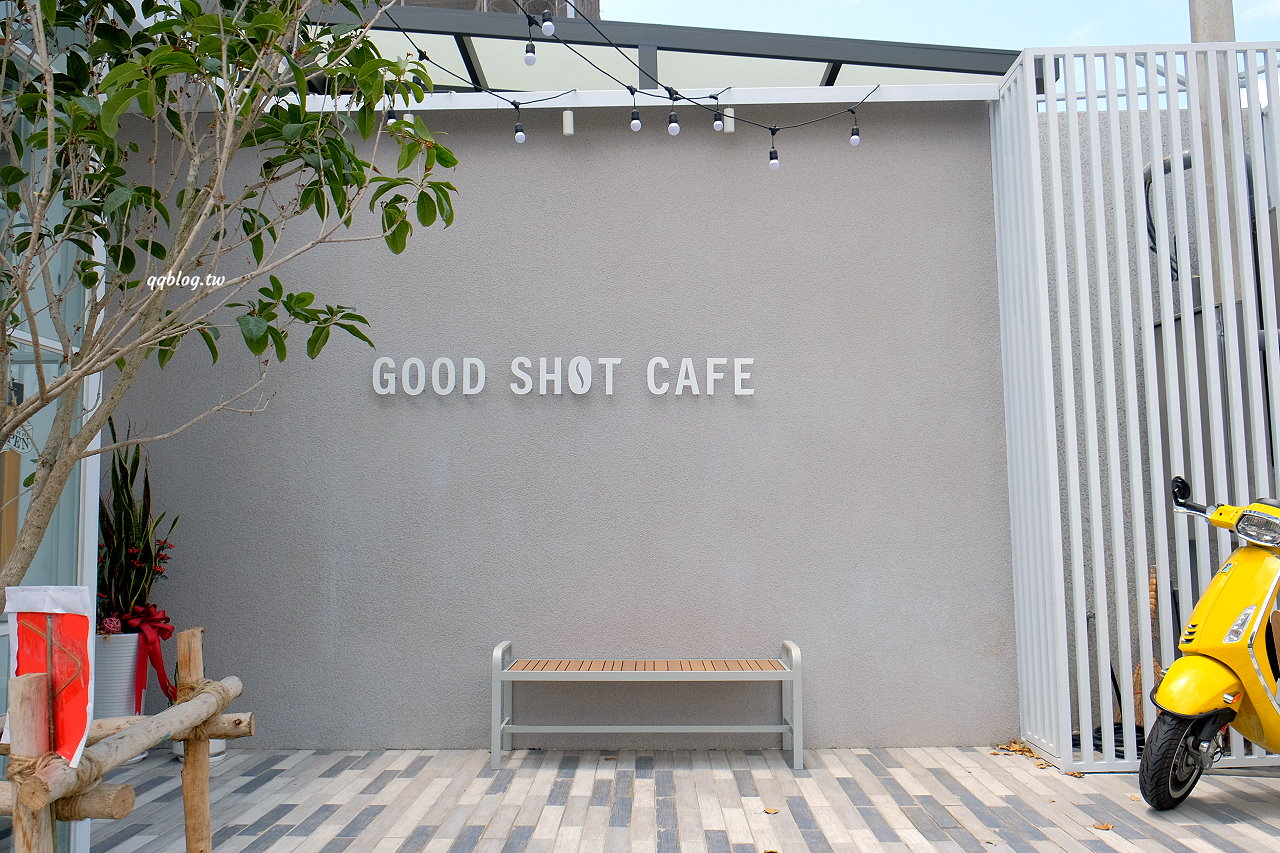 台中北屯︱舊社咖啡 Good Shot Cafe．白色貨櫃屋清新風格的咖啡甜點店，近北屯COSTCO @QQ的懶骨頭