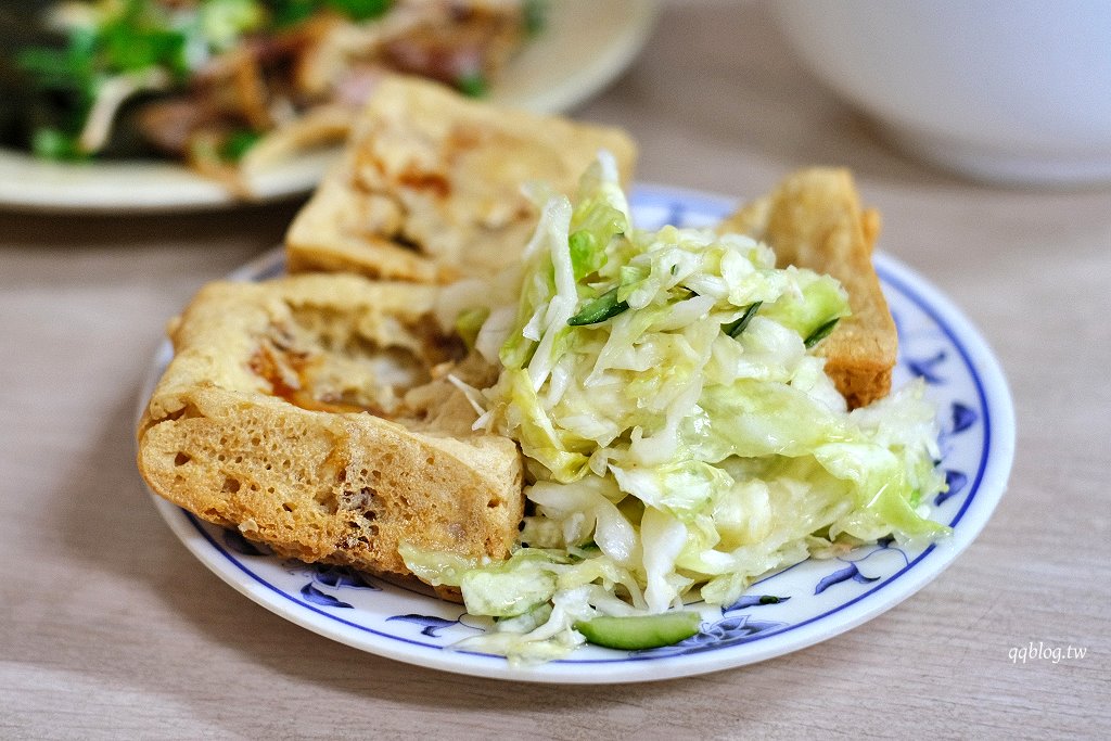 台中新社︱新社老街豆腐宗．在地營業超過50年老店，鹹酥鴨頭是招牌，鹹香酥脆連骨頭都可以吃，新社超人氣美食推薦 @QQ的懶骨頭