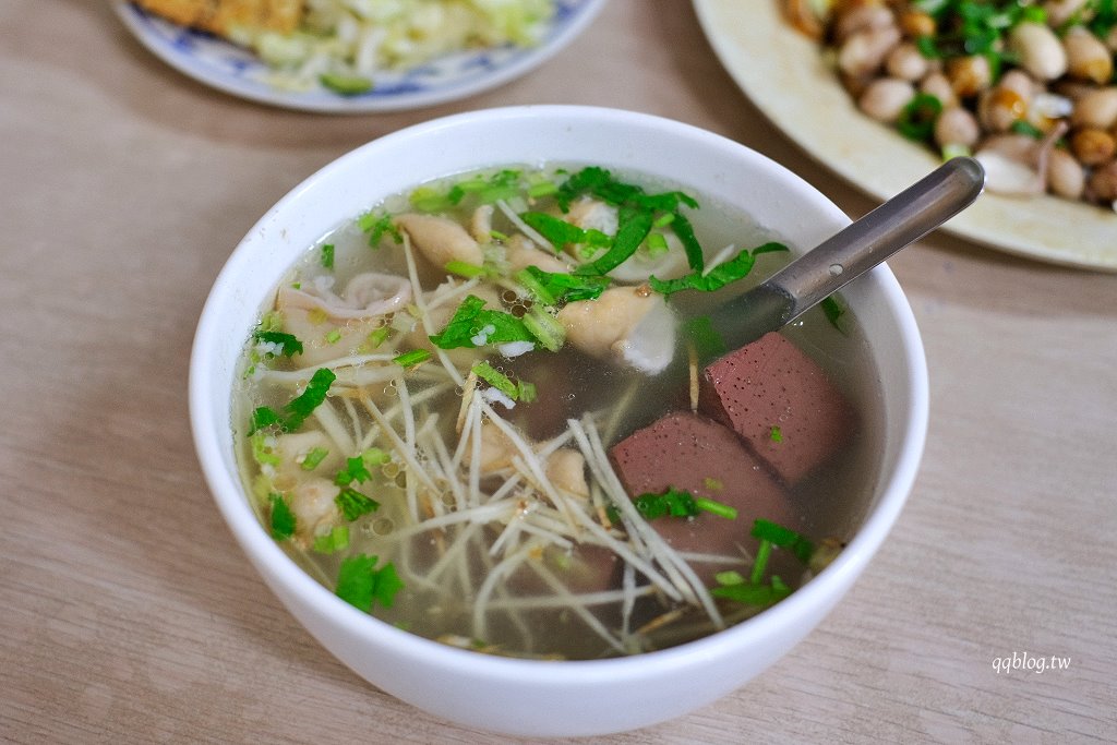 台中新社︱新社老街豆腐宗．在地營業超過50年老店，鹹酥鴨頭是招牌，鹹香酥脆連骨頭都可以吃，新社超人氣美食推薦 @QQ的懶骨頭