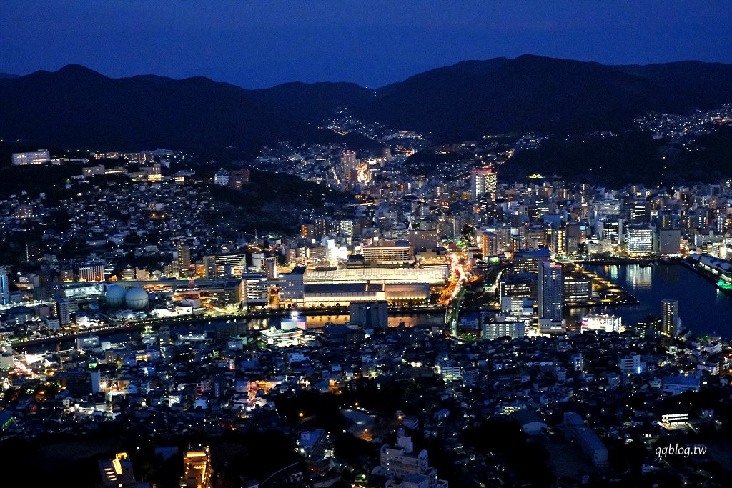 日本長崎︱稻佐山夜景．日本三大夜景之一也是世界新三大夜景，登上瞭望台觀賞美麗的長崎夜景 @QQ的懶骨頭