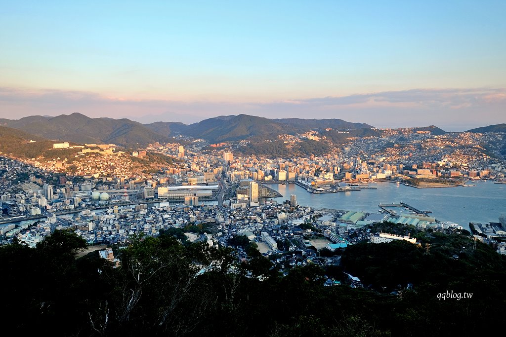 日本長崎︱稻佐山夜景．日本三大夜景之一也是世界新三大夜景，登上瞭望台觀賞美麗的長崎夜景 @QQ的懶骨頭