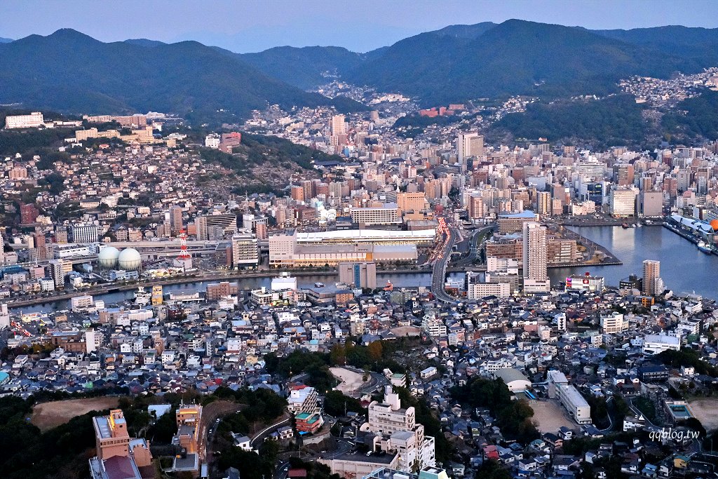 日本長崎︱稻佐山夜景．日本三大夜景之一也是世界新三大夜景，登上瞭望台觀賞美麗的長崎夜景 @QQ的懶骨頭