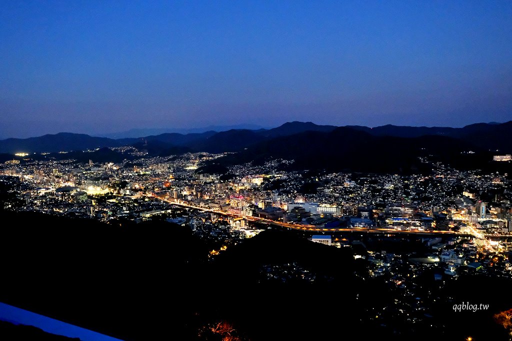 日本長崎︱稻佐山夜景．日本三大夜景之一也是世界新三大夜景，登上瞭望台觀賞美麗的長崎夜景 @QQ的懶骨頭