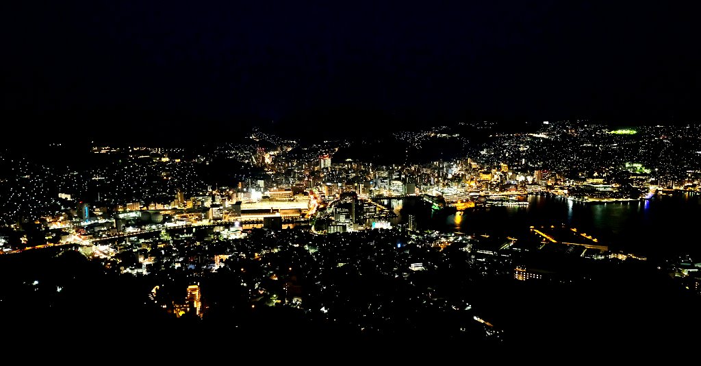 日本長崎︱稻佐山夜景．日本三大夜景之一也是世界新三大夜景，登上瞭望台觀賞美麗的長崎夜景 @QQ的懶骨頭