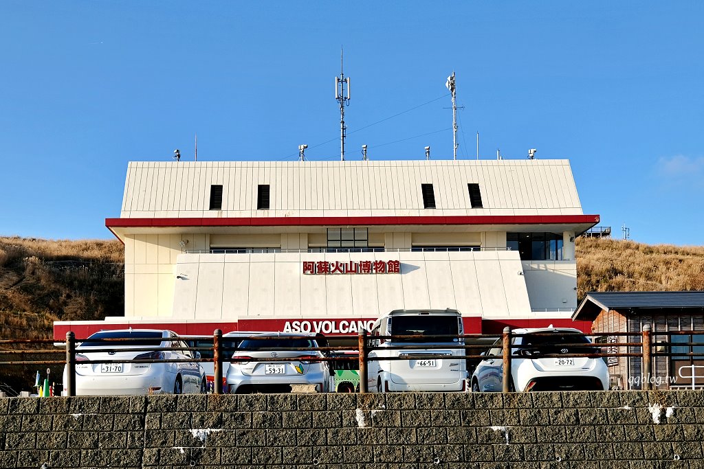 日本熊本︱草千里之濱．一望無際金黃色大草原，近距離接近馬兒，還可以騎馬 @QQ的懶骨頭