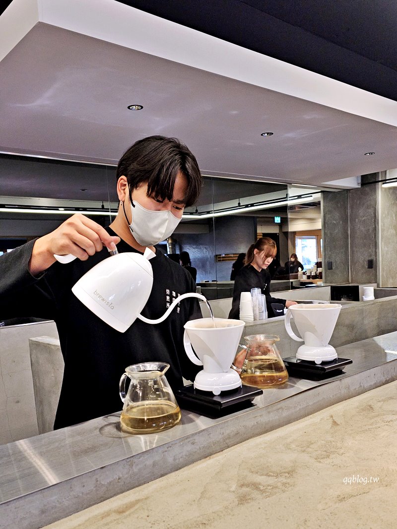 日本熊本︱草千里之濱．一望無際金黃色大草原，近距離接近馬兒，還可以騎馬 @QQ的懶骨頭