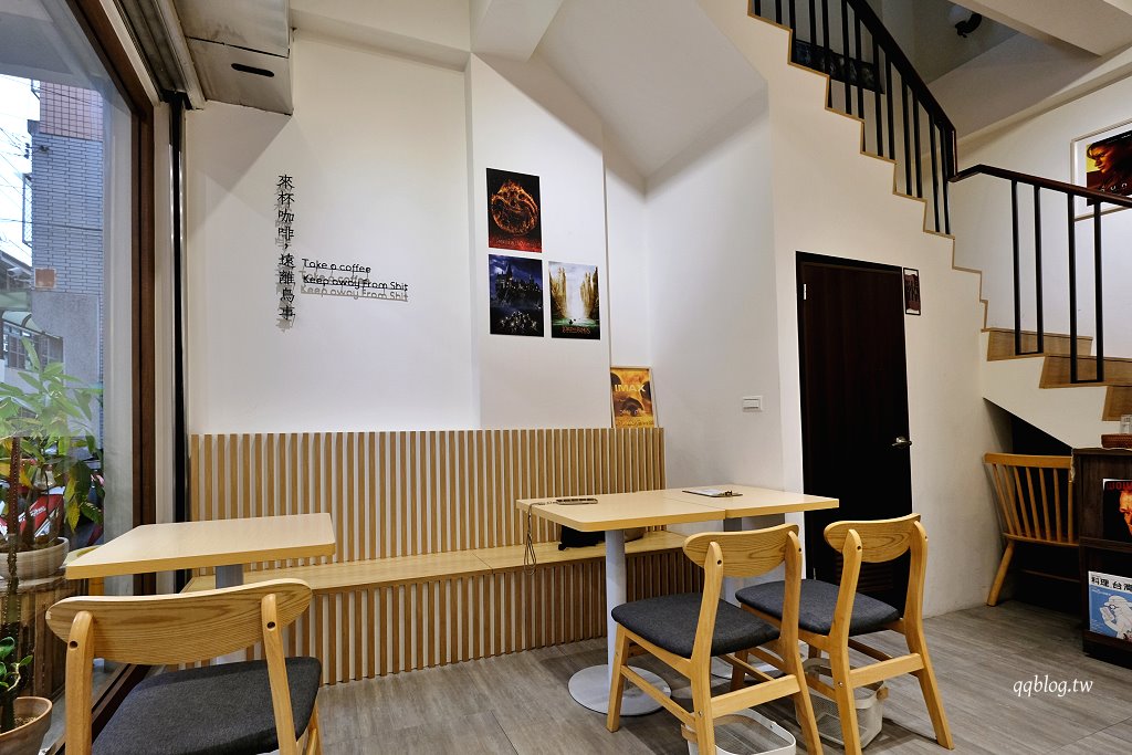 台中太平︱土守咖啡 TwoSouls Cafe．巷弄裡的白色建築簡約咖啡館，還有可愛橘貓 @QQ的懶骨頭