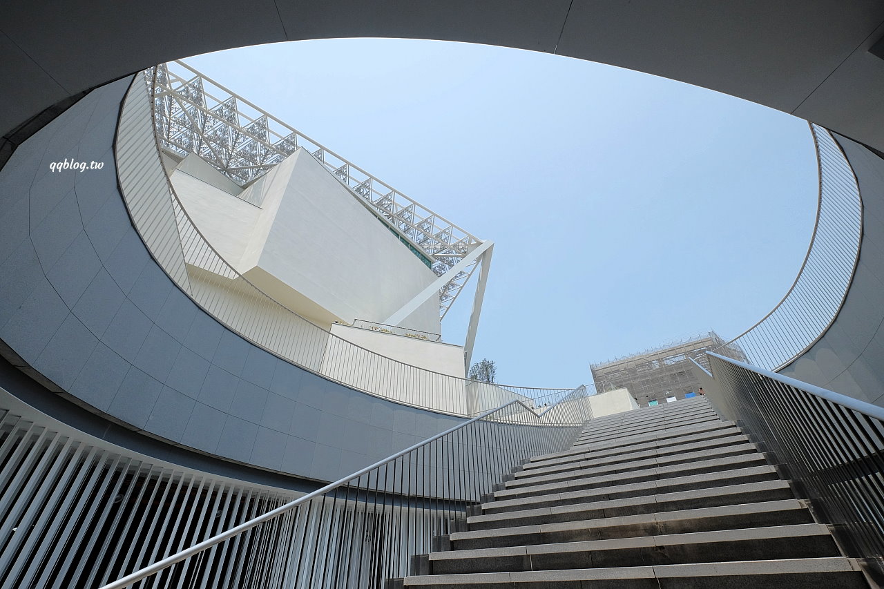 台南西區︱臺南市美術館2館．純白色的五角造型建築，不定時更換展出作品，來一場與藝術的約會 @QQ的懶骨頭