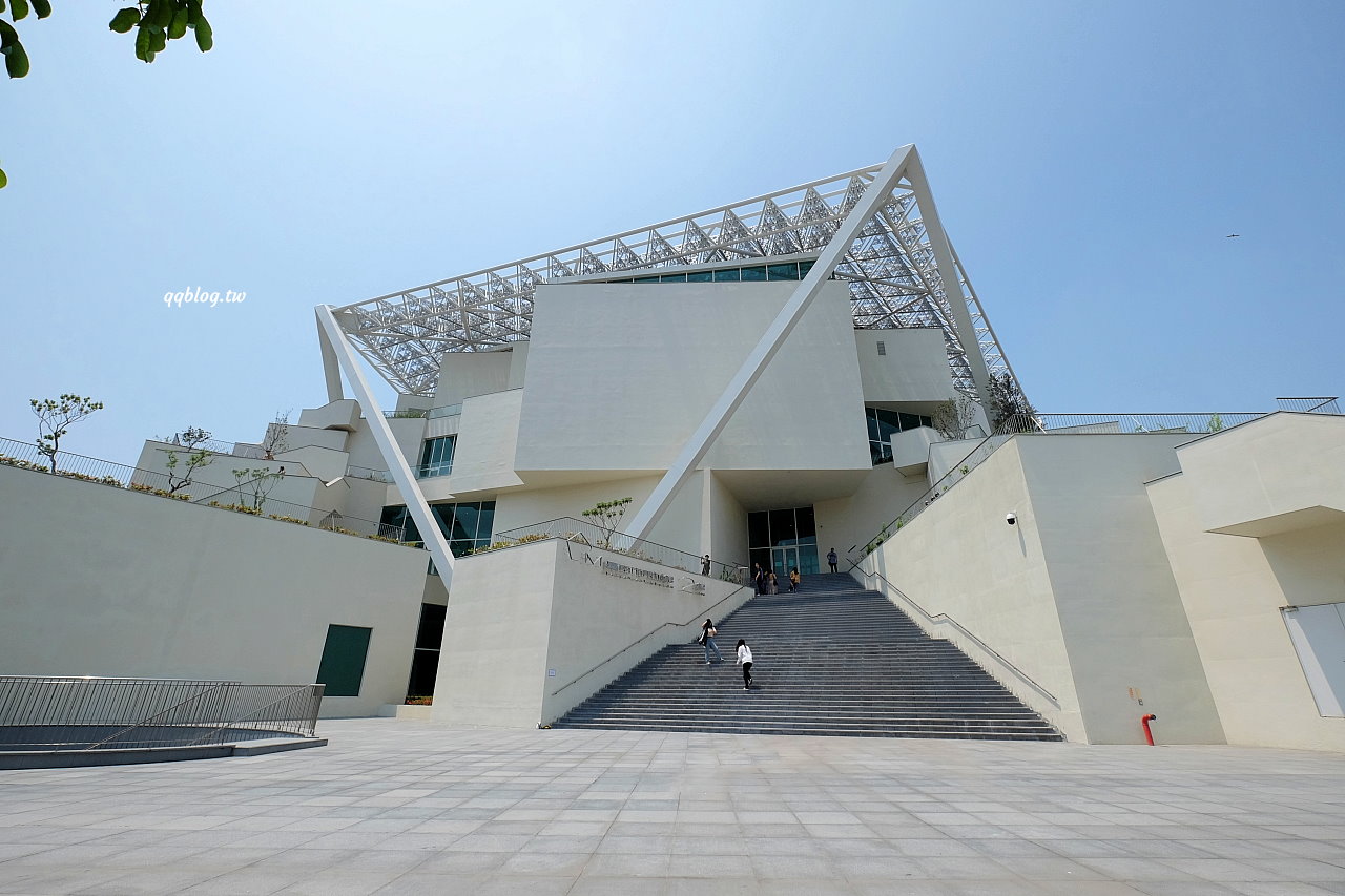 台南西區︱臺南市美術館2館．純白色的五角造型建築，不定時更換展出作品，來一場與藝術的約會 @QQ的懶骨頭