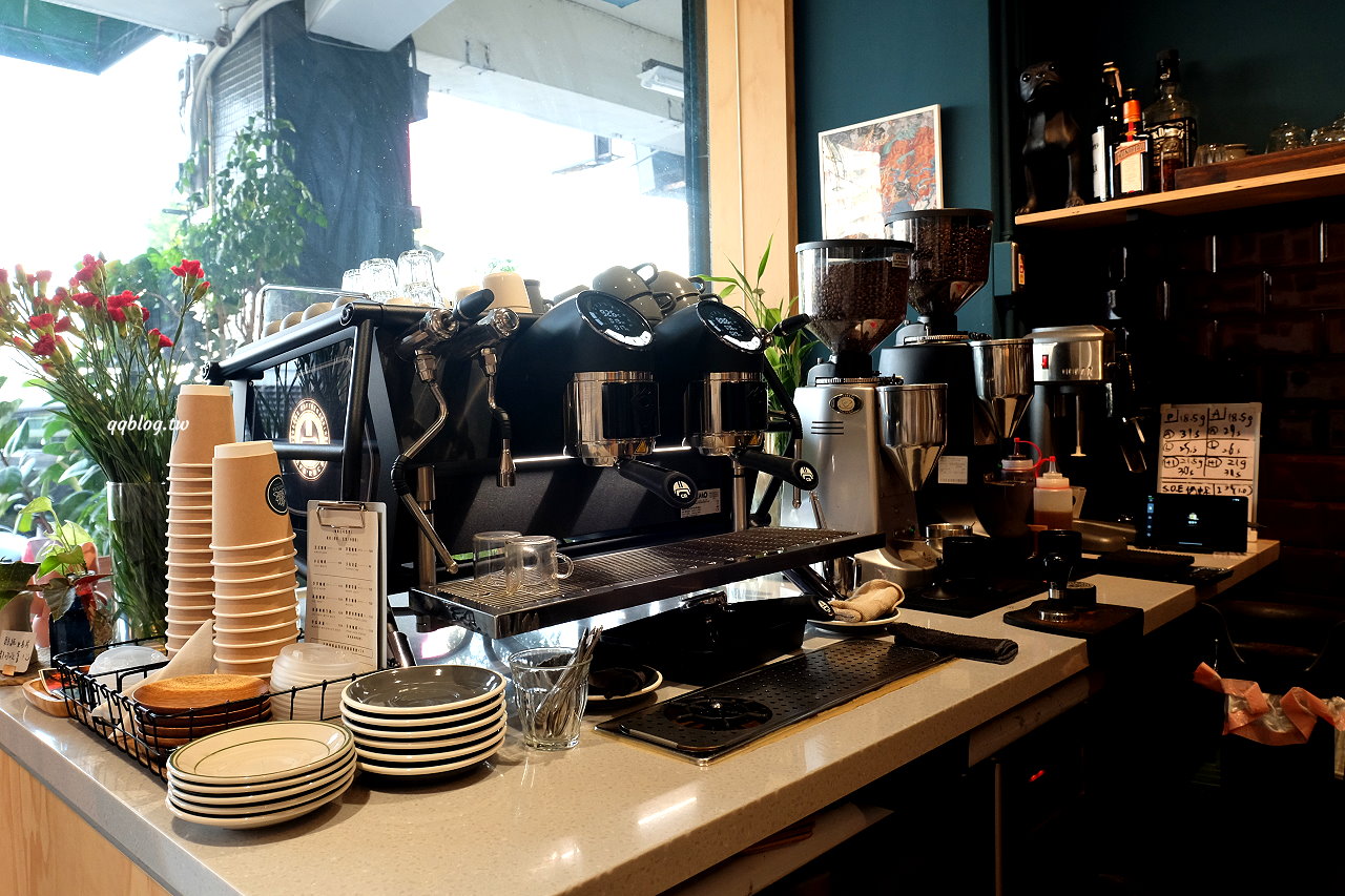 台中中區︱孔雀咖啡．第二市場附近唯美咖啡館，咖啡好喝、肉桂捲更是必點 @QQ的懶骨頭