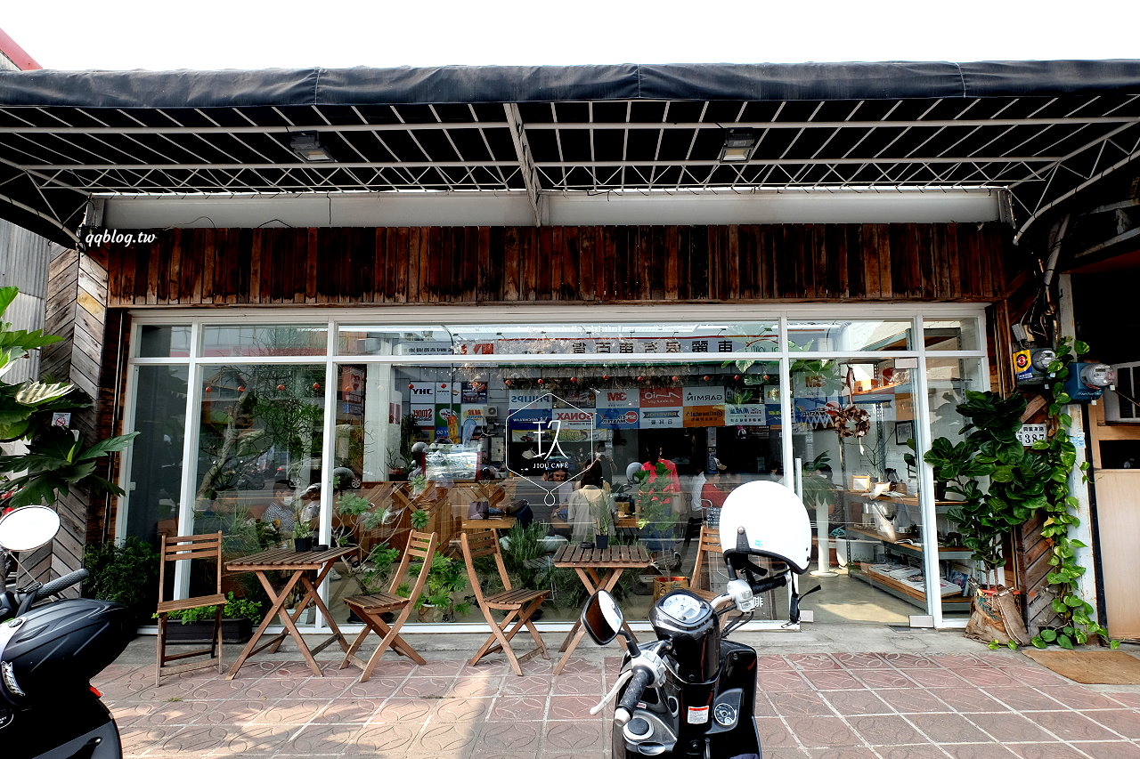 嘉義東區︱玖 CAFÉ．玻璃花房下的老宅咖啡館，清新有溫度，嘉義咖啡館推薦 @QQ的懶骨頭