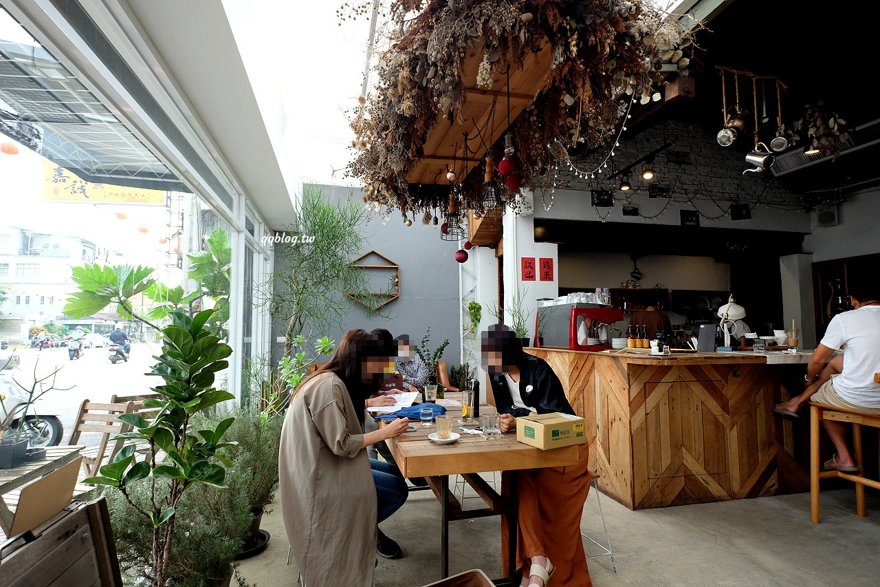 嘉義東區︱玖 CAFÉ．玻璃花房下的老宅咖啡館，清新有溫度，嘉義咖啡館推薦 @QQ的懶骨頭