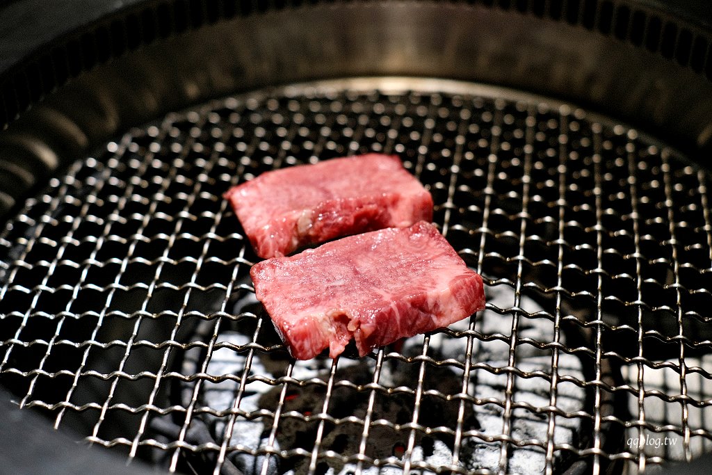 台中西屯︱山鯨本家 HONKE．京都風格燒肉餐廳，煙霧繚繞的和牛寶箱超吸睛，飯後還有和服體驗 @QQ的懶骨頭