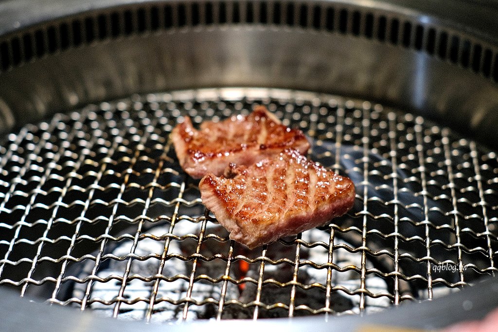 台中西屯︱山鯨本家 HONKE．京都風格燒肉餐廳，煙霧繚繞的和牛寶箱超吸睛，飯後還有和服體驗 @QQ的懶骨頭