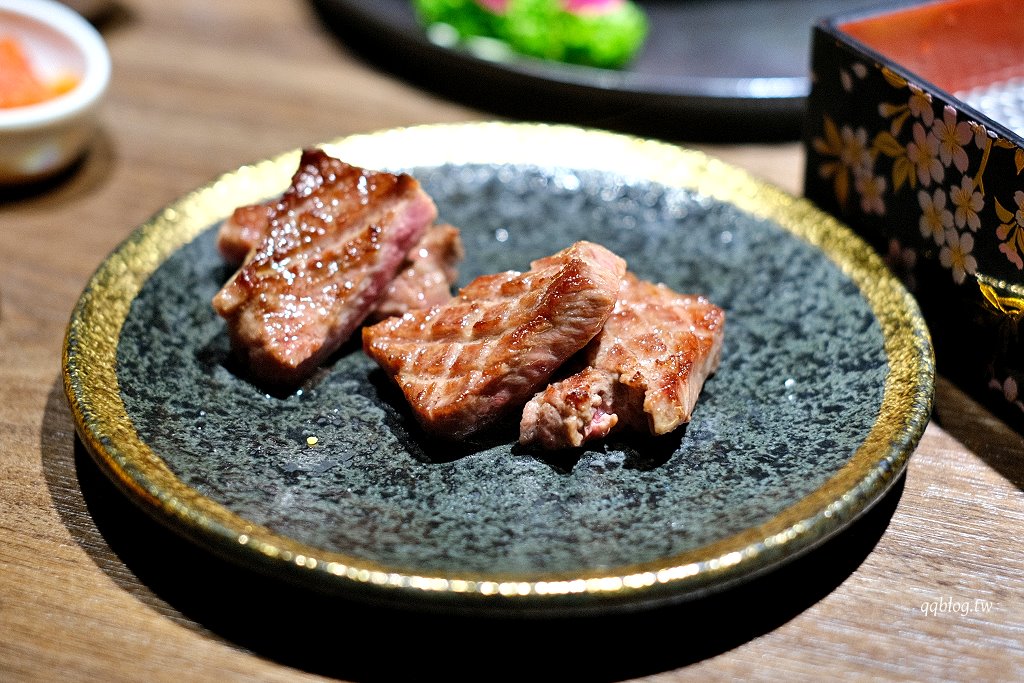 台中西屯︱山鯨本家 HONKE．京都風格燒肉餐廳，煙霧繚繞的和牛寶箱超吸睛，飯後還有和服體驗 @QQ的懶骨頭