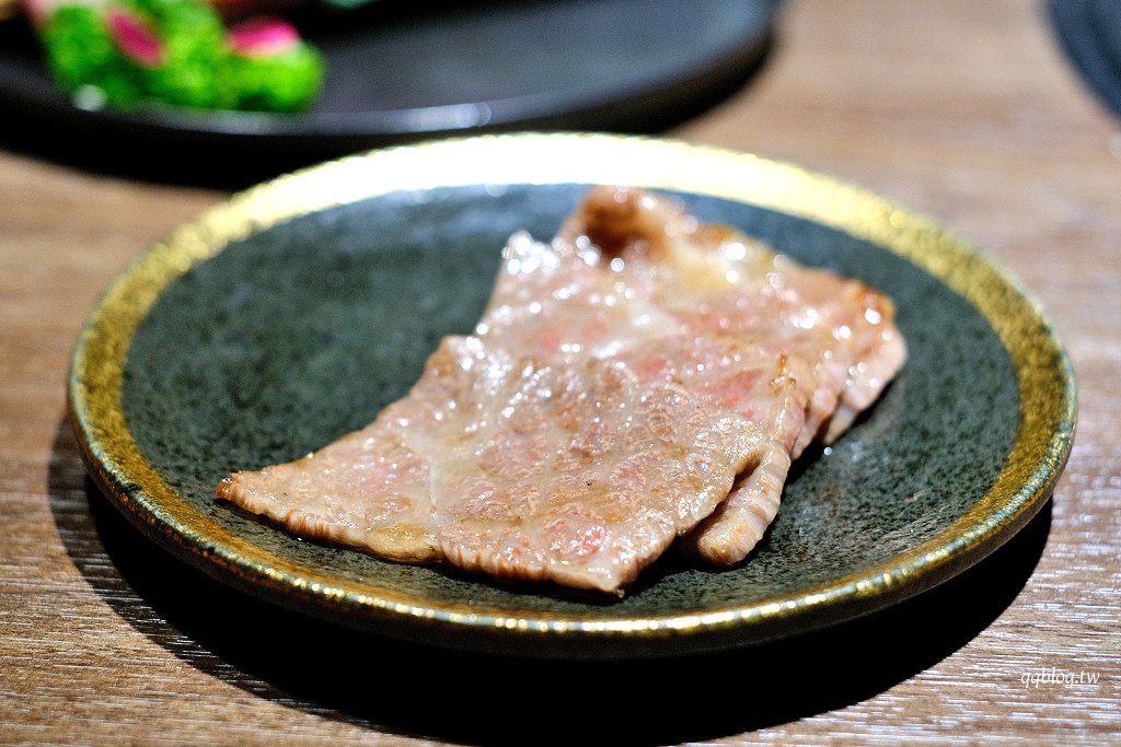 台中西屯︱山鯨本家 HONKE．京都風格燒肉餐廳，煙霧繚繞的和牛寶箱超吸睛，飯後還有和服體驗 @QQ的懶骨頭